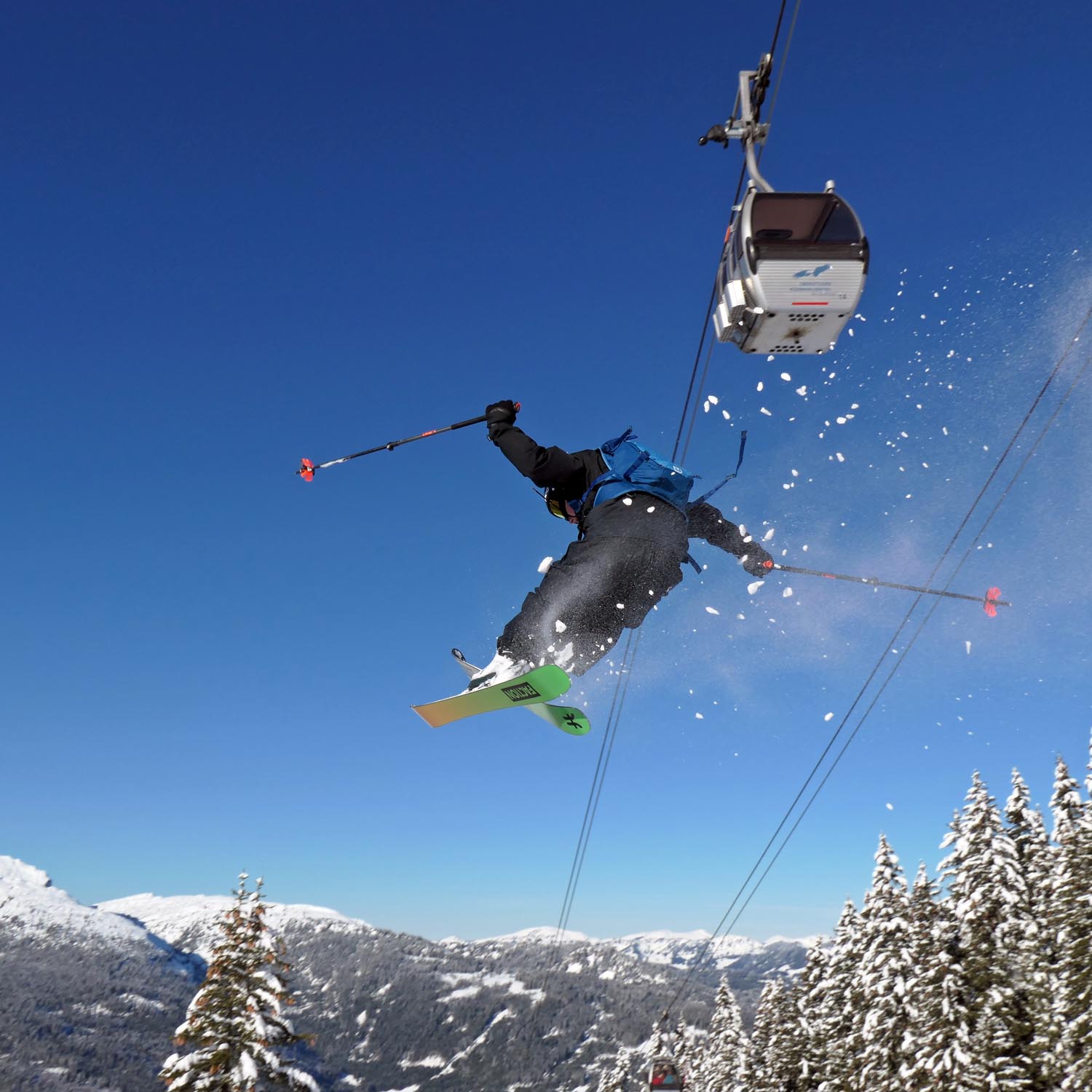 Rocco überschootet den Kicker. Weiche Landung im Powder Jugendfreizeit im Kleinwalsertal - Freeride und Park