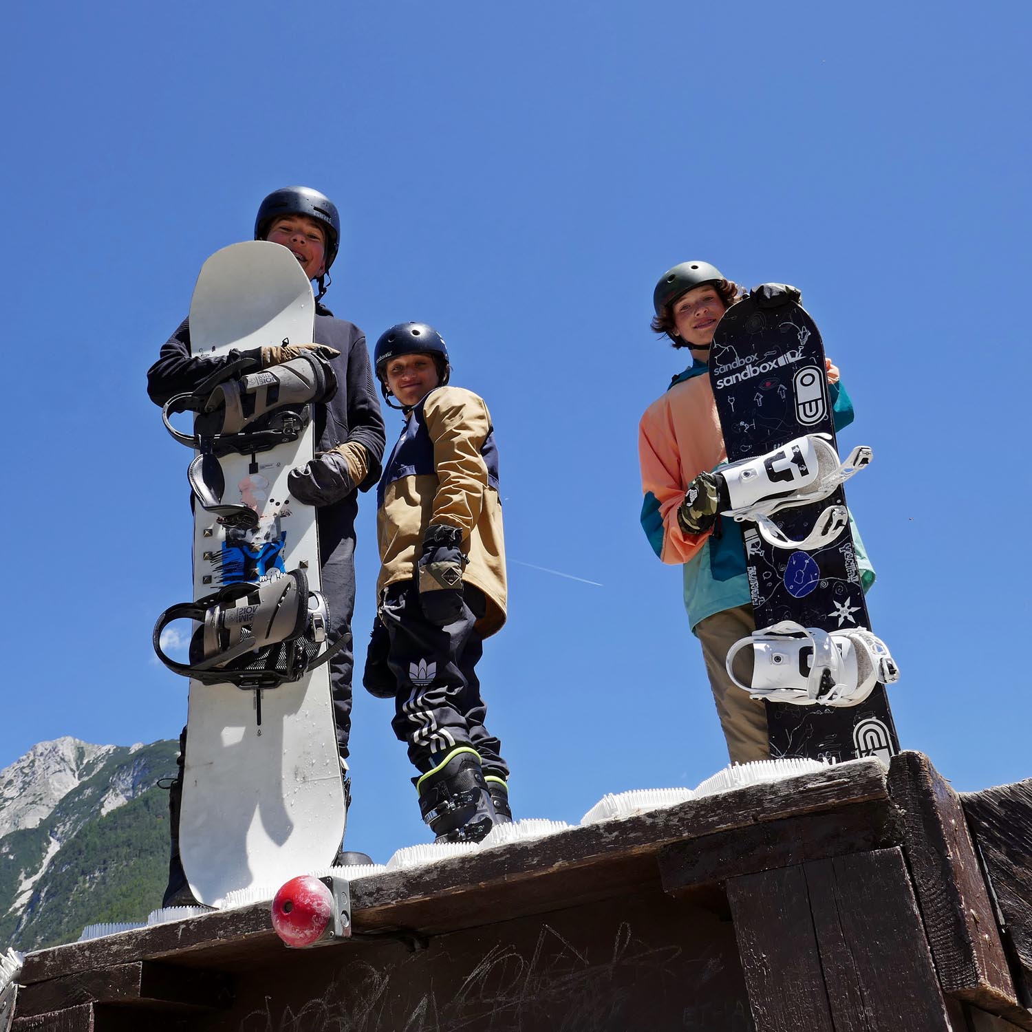 Trainingscamp in den Sommerferien für jugendliche Parkfahrer. Ski und Snowboard.