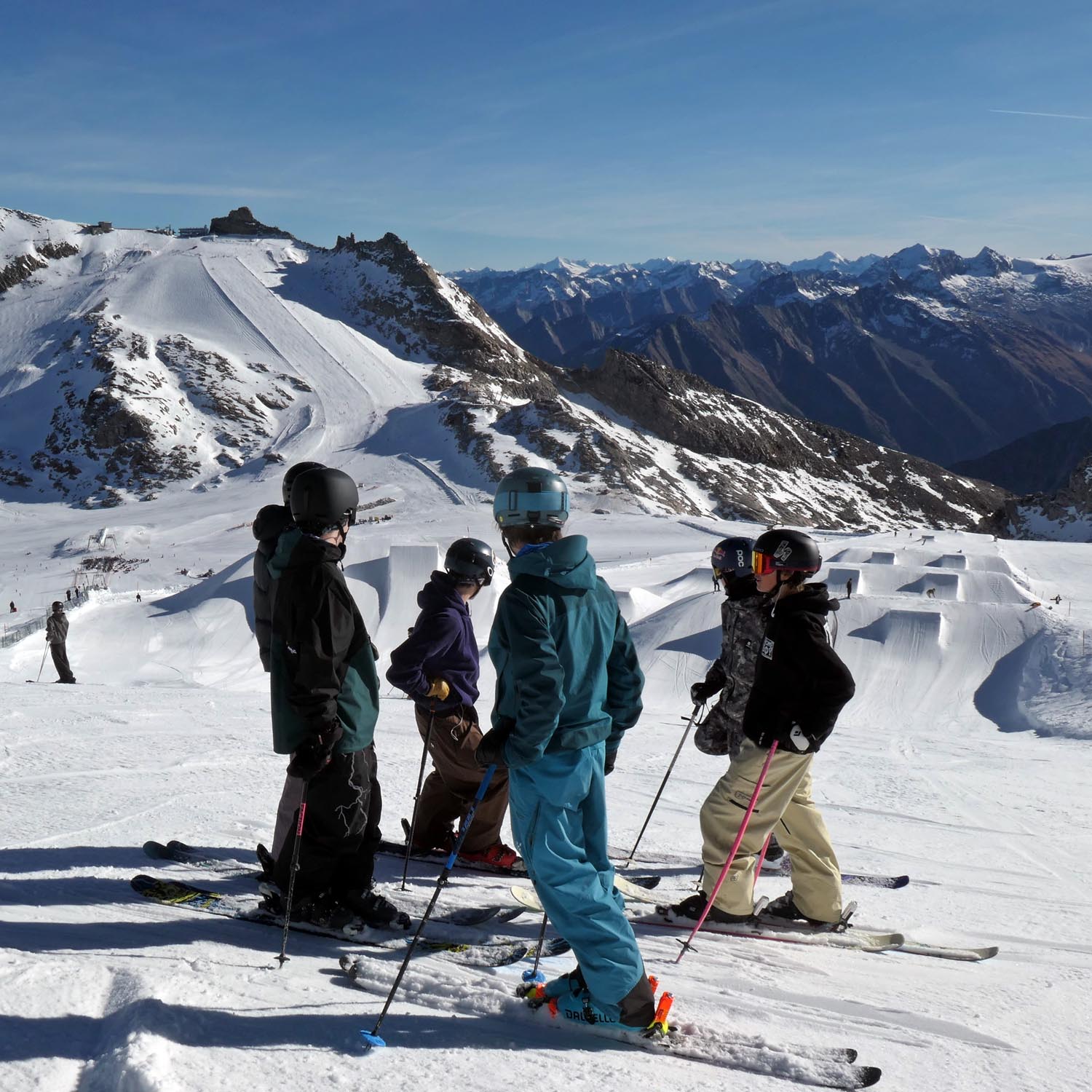 mountain-action Crew is checking the kicker line im Better Park, Hintertux Skicamp in den Herbstferien im Betterpark für Skifahrer und Snowboarder