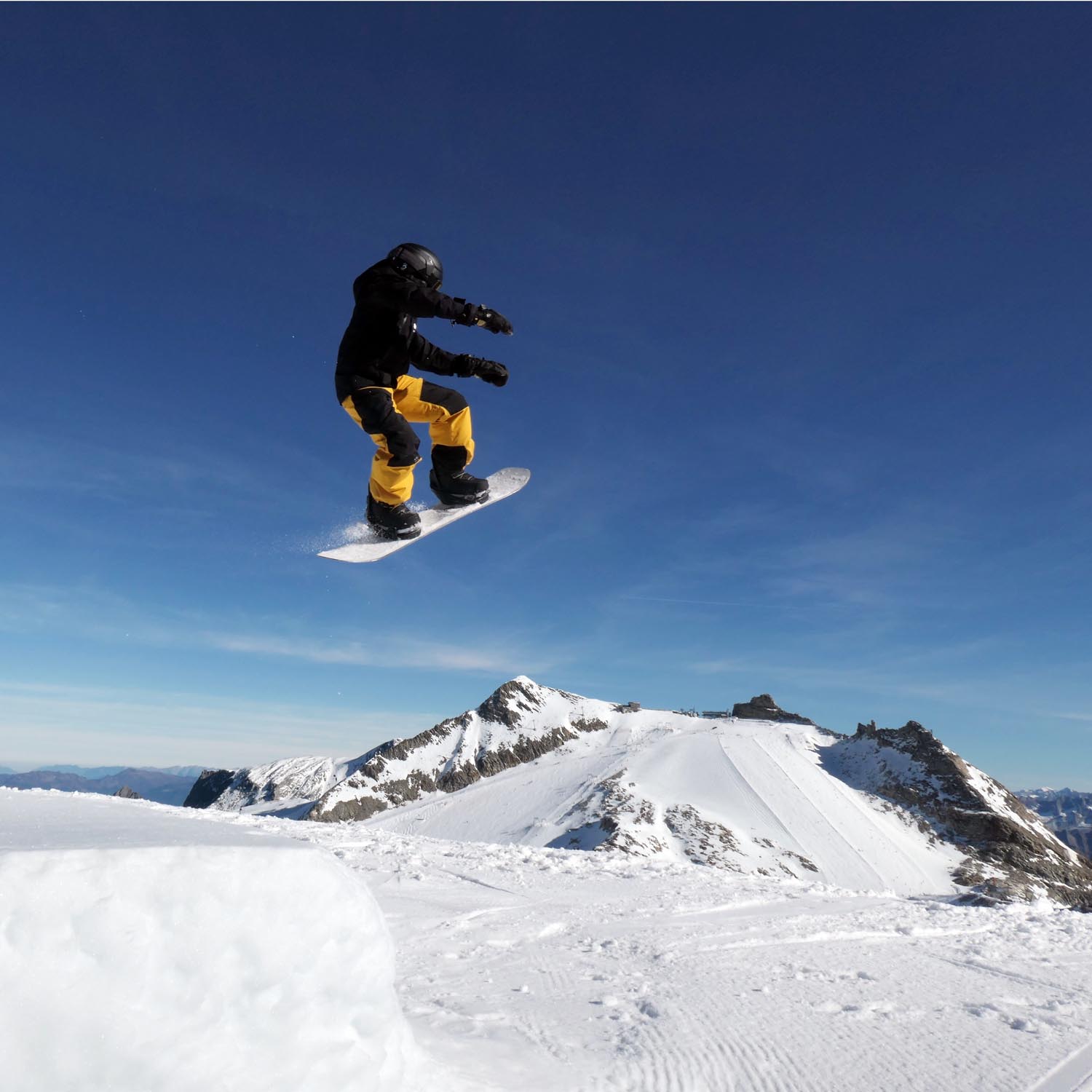 Auch Snowboarder sind willkommen und haben mega Spaß auf den perfekten Kickern Kickstart Hintertux. Kinder und Jugendcamp in den Herbstferien.