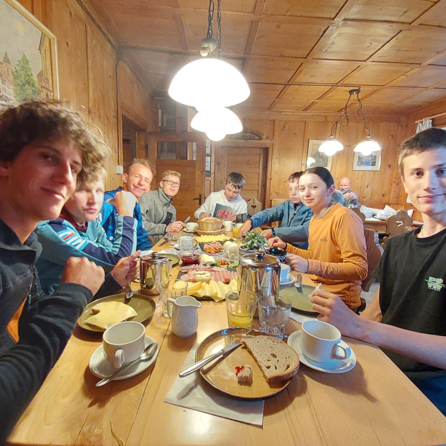 Frühstück auf der Heilbronner Hütte eBike Alpencross für Jugendliche in den Sommerferien.