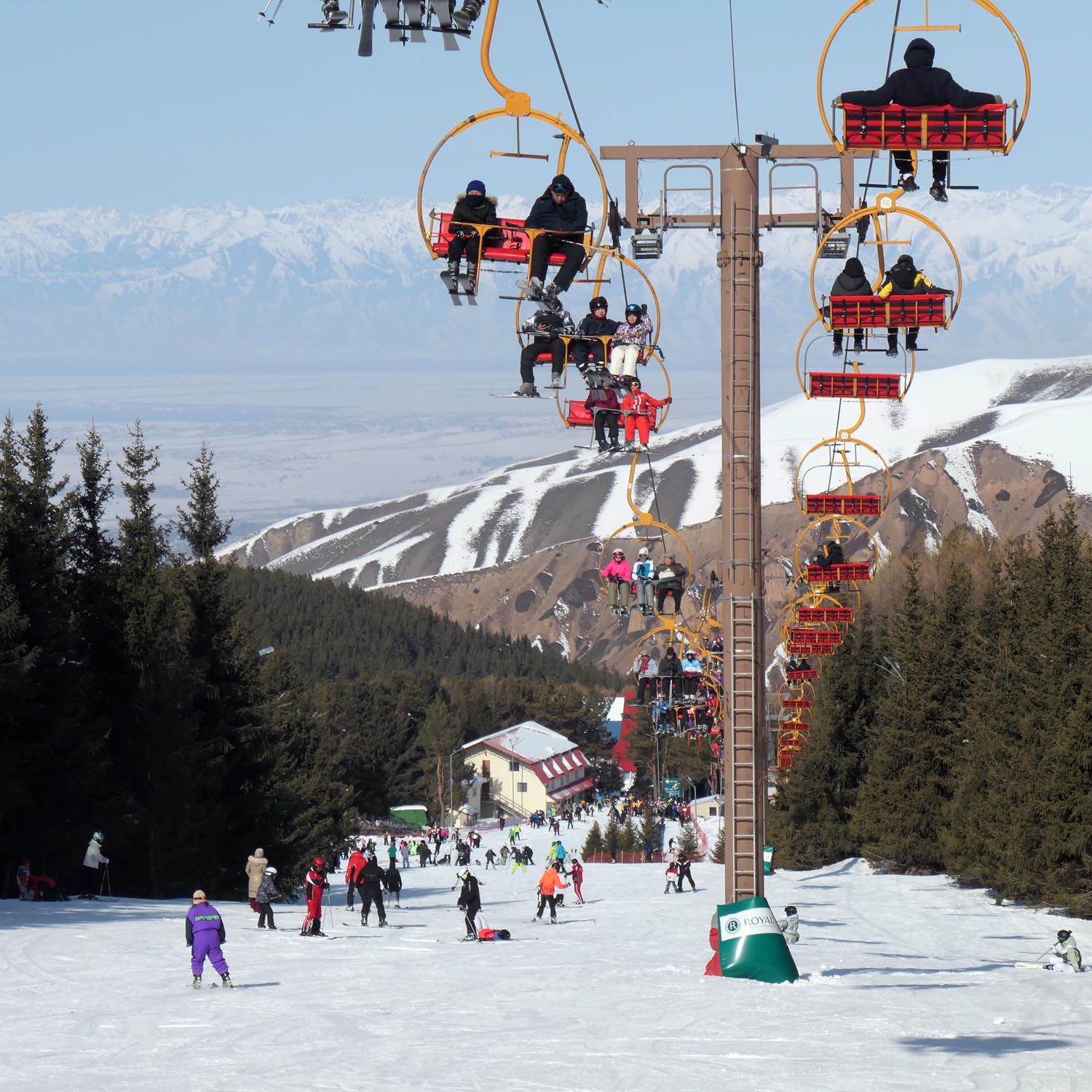 Freeriden und Touren gehen ist auch unter der einheimischen Bevölkerung in Kirgistan beliebt. Das größte Skigebiet ist Karakol.