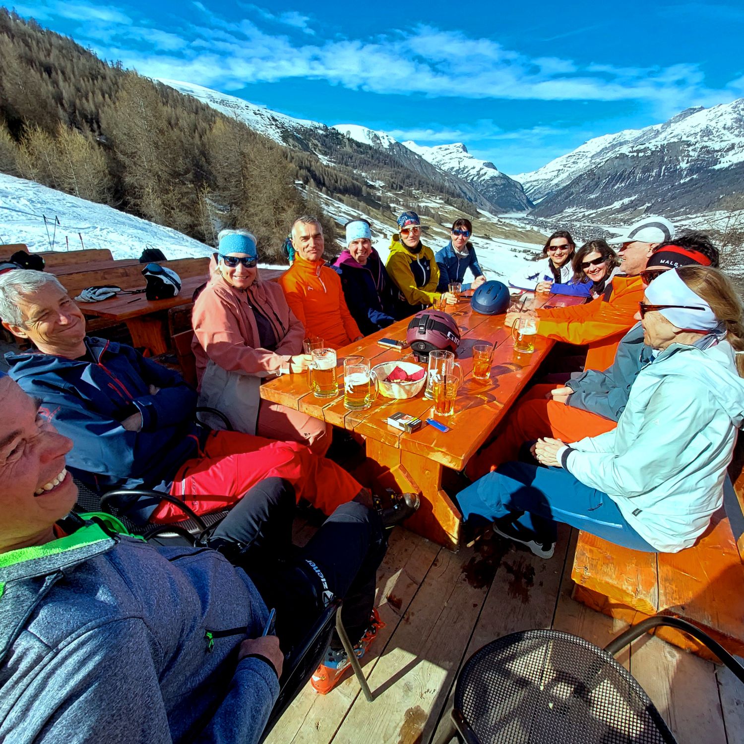 Die Aperol Crew am Start. Wer viel Ski fährt braucht viel Flüssigkeit. Genuss-Freeriden im Frühling in Livigno