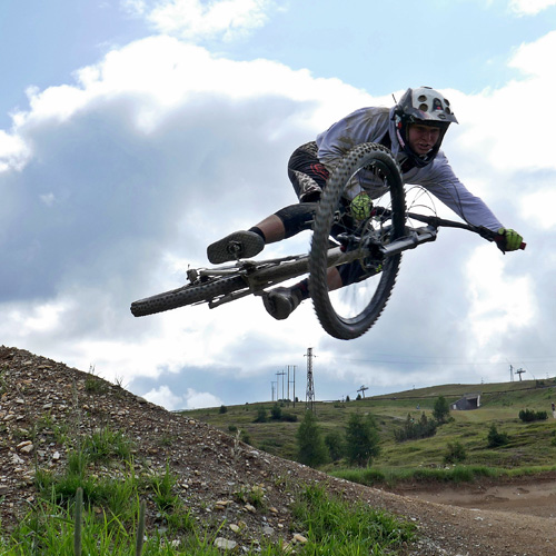 Jumpline und Slopestyle Area begeistern die Jugendlichen beim Mountain Bike Camp in Livigno.