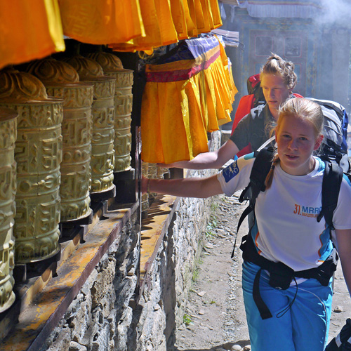 Buddhistische Gebetsmühlen am Weg zum Everest Base Camp. Jugendreise Nepal.