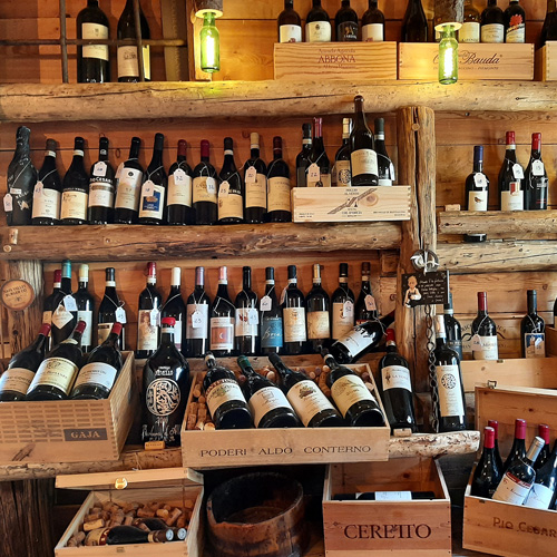 Lokale italienische Weine bei einer MTB Pause in den Südalpen